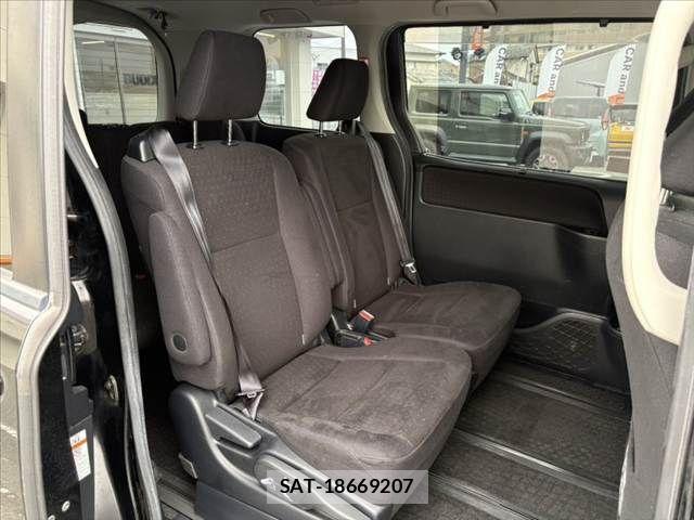 Toyota VOXY 2014-10 6307188-16
