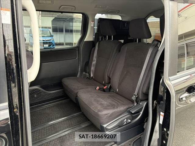 Toyota VOXY 2014-10 6307188-17