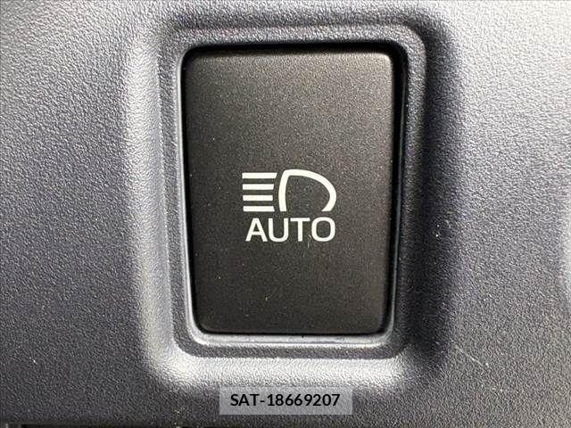 Toyota VOXY 2014-10 6307188-24