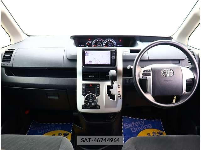 Toyota VOXY 2013-07 6504693-1