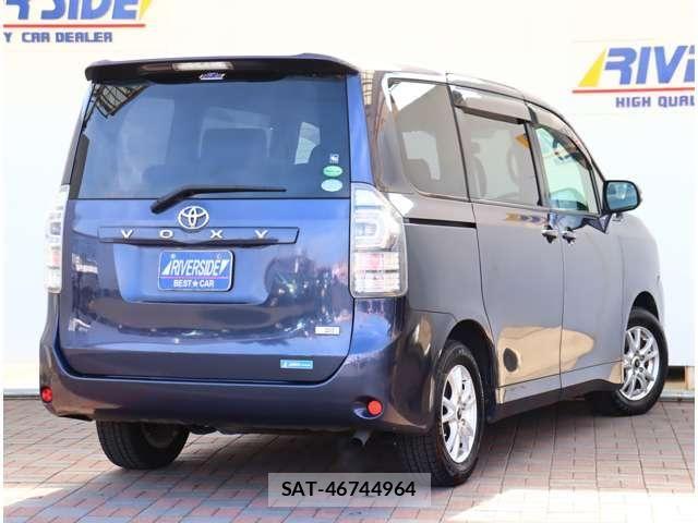 Toyota VOXY 2013-07 6504693-2