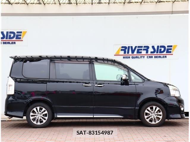 Toyota VOXY 2013-02 6504689-1