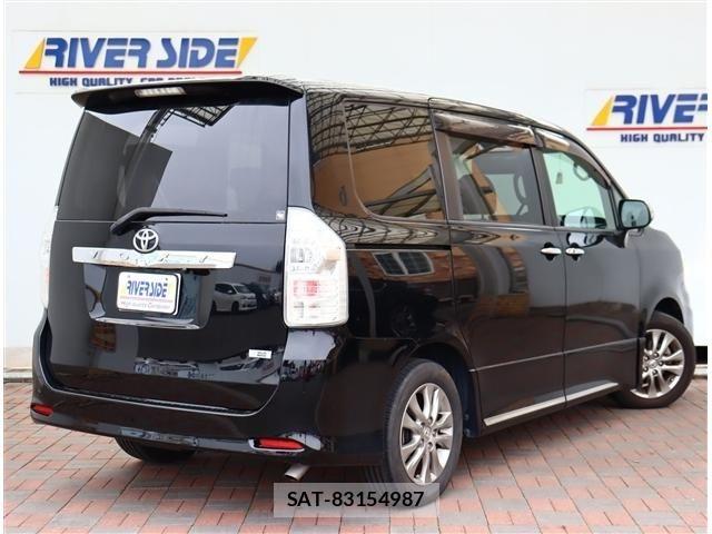 Toyota VOXY 2013-02 6504689-2