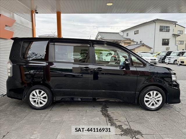 Toyota VOXY 2010-10 6615614-10