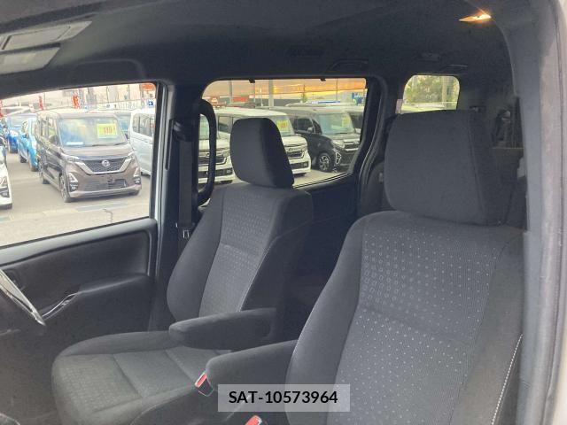 Toyota VOXY 2017-11 6615580-25