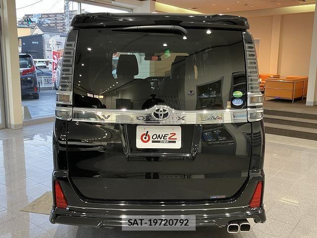 Toyota VOXY 2017-12 6615565-14