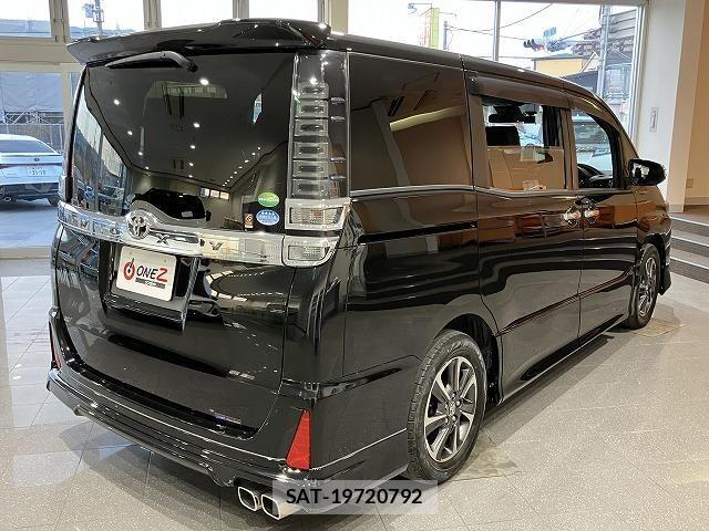 Toyota VOXY 2017-12 6615565-19