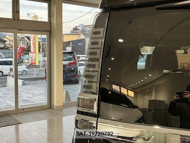 Toyota VOXY 2017-12 6615565-25
