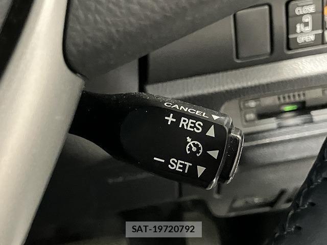 Toyota VOXY 2017-12 6615565-4
