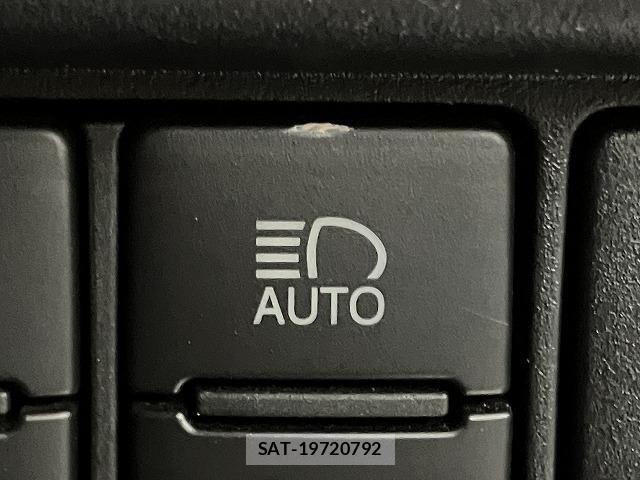 Toyota VOXY 2017-12 6615565-7