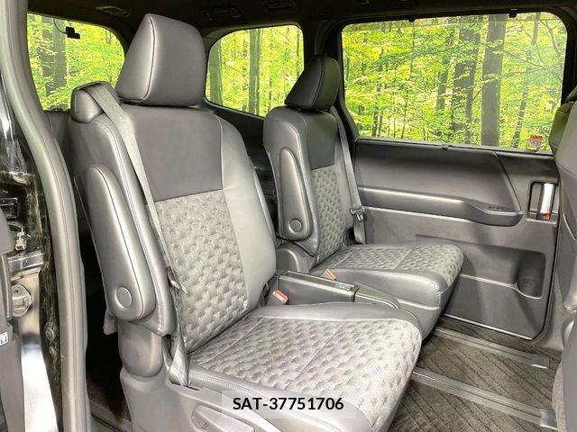 Toyota VOXY 2023-10 6615552-9