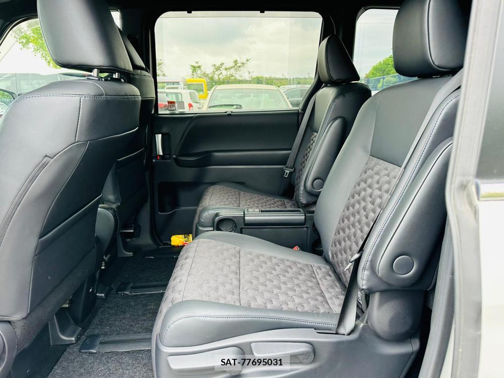 Toyota VOXY 2022 6542572-9