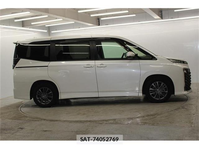 Toyota VOXY 2022-12 6674092-3