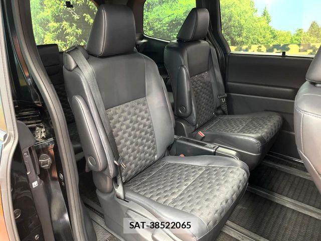 Toyota VOXY 2023-07 6674080-10