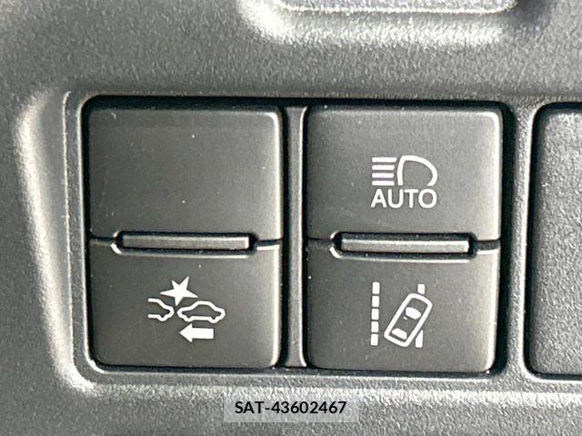Toyota VOXY 2018-11 6678686-5