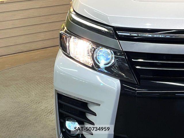 Toyota VOXY 2017-02 6678697-11