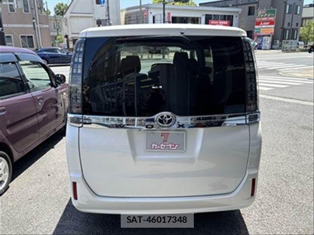 Toyota VOXY 2015-07 6678707-12