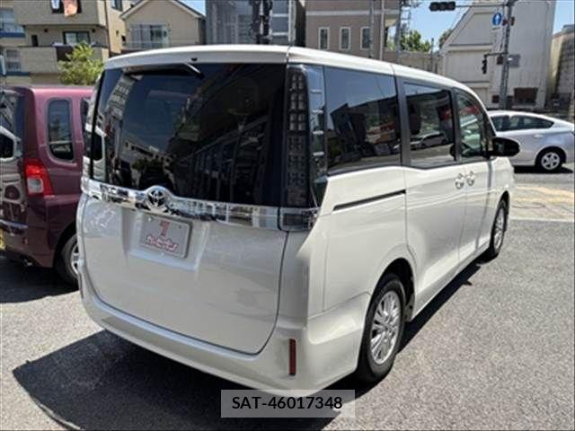 Toyota VOXY 2015-07 6678707-2