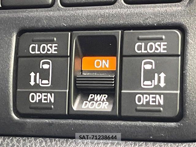 Toyota VOXY 2021-10 6678677-5