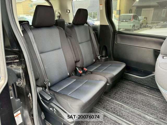 Toyota VOXY 2014-04 6682952-10