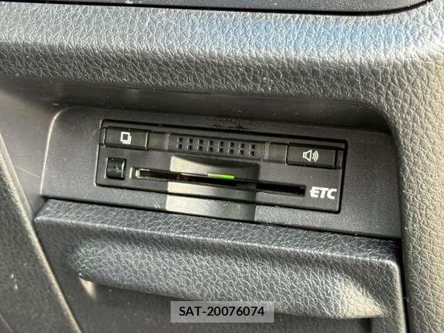 Toyota VOXY 2014-04 6682952-6