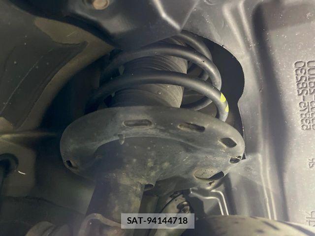 Toyota VOXY 2015-12 6684070-19