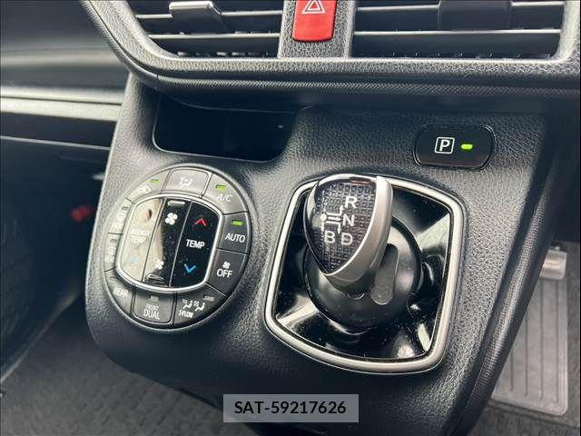 Toyota VOXY 2018-07 6691339-20