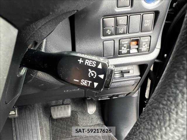 Toyota VOXY 2018-07 6691339-23