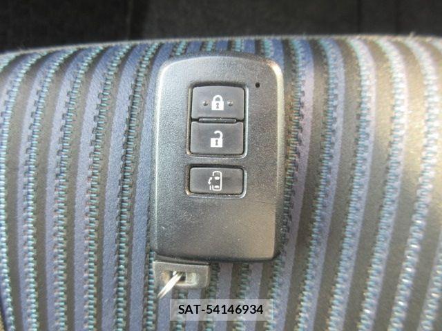 Toyota VOXY 2015-04 6717727-25