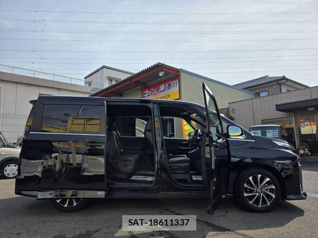 Toyota VOXY 2023-02 6717707-4