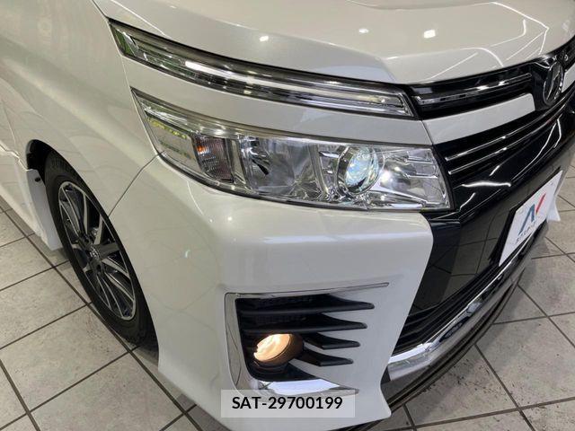 Toyota VOXY 2015-07 6717715-12