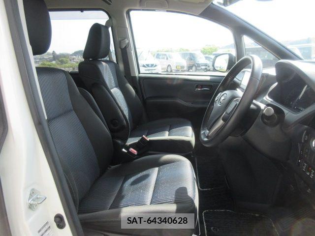 Toyota VOXY 2017-01 6717723-12