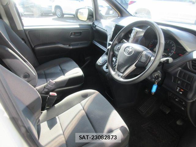 Toyota VOXY 2015-06 6717728-12