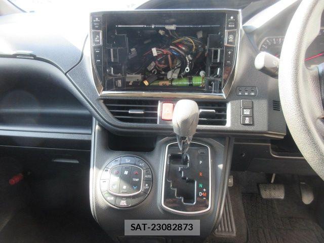 Toyota VOXY 2015-06 6717728-13