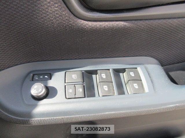 Toyota VOXY 2015-06 6717728-21