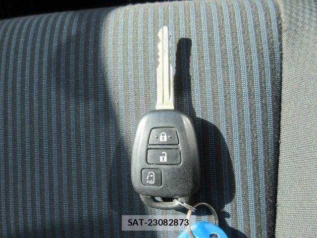 Toyota VOXY 2015-06 6717728-25