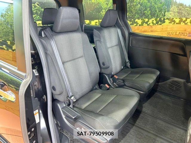 Toyota VOXY 2018-03 6753850-9