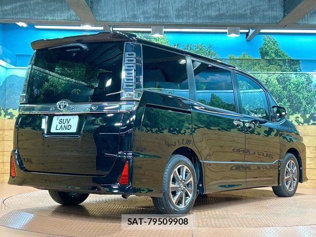 Toyota VOXY 2018-03 6753850-16