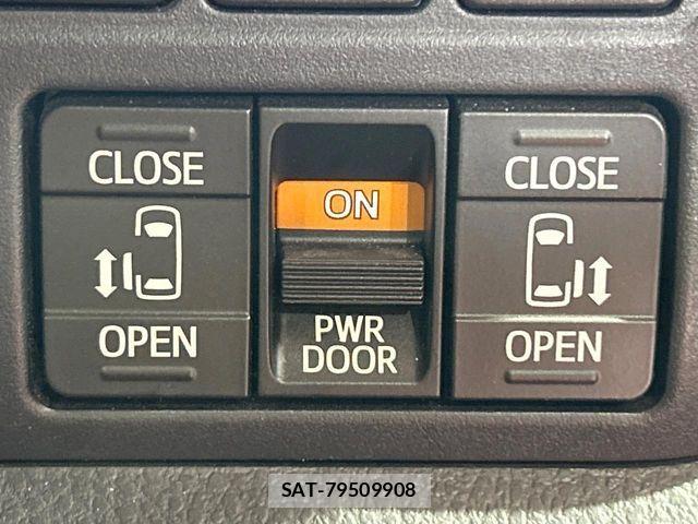 Toyota VOXY 2018-03 6753850-4