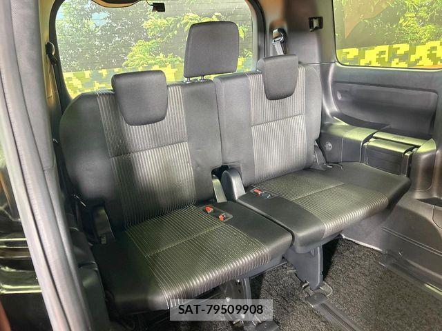 Toyota VOXY 2018-03 6753850-8