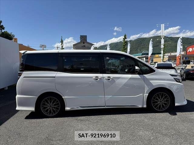 Toyota VOXY 2017-11 6753870-11