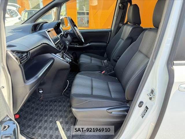 Toyota VOXY 2017-11 6753870-16