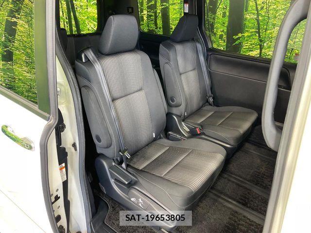 Toyota VOXY 2018-09 6753852-8