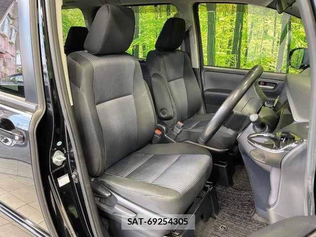 Toyota VOXY 2014-10 6753873-7