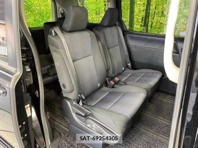 Toyota VOXY 2014-10 6753873-8