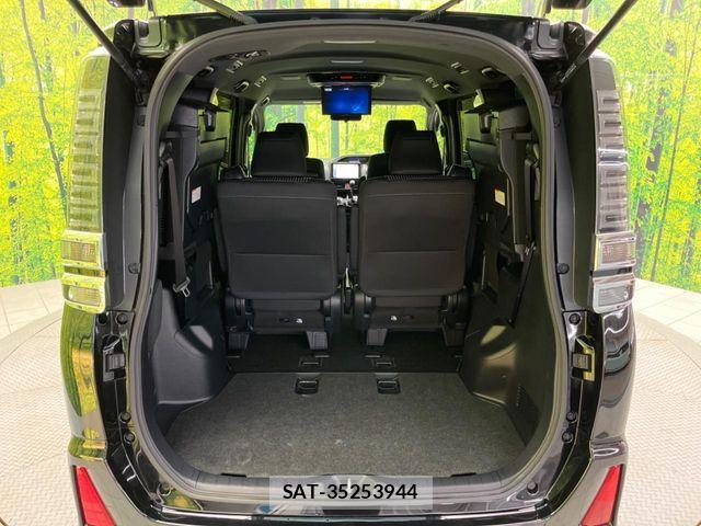 Toyota VOXY 2018-03 6817914-9