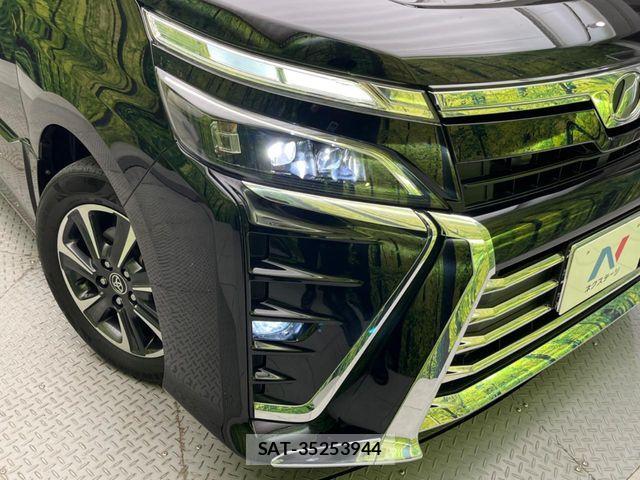 Toyota VOXY 2018-03 6817914-11