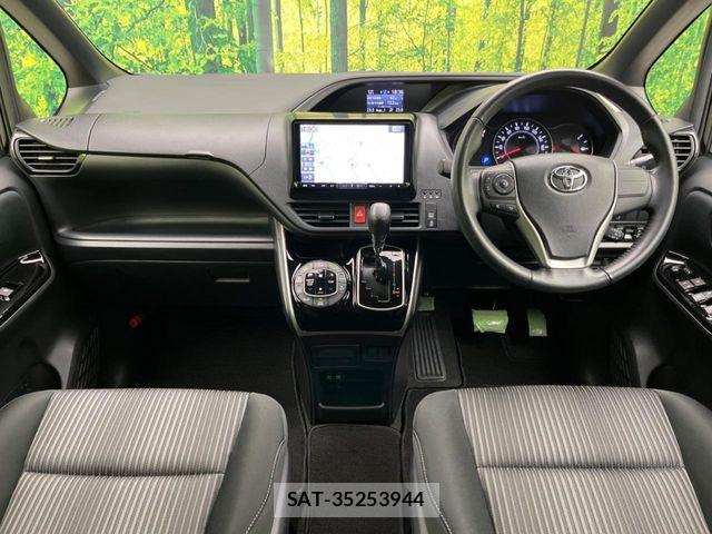 Toyota VOXY 2018-03 6817914-1