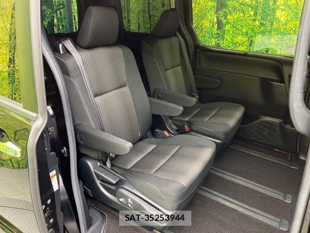Toyota VOXY 2018-03 6817914-7
