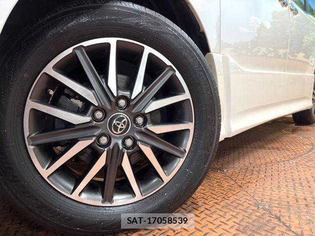 Toyota VOXY 2015-07 6817928-12